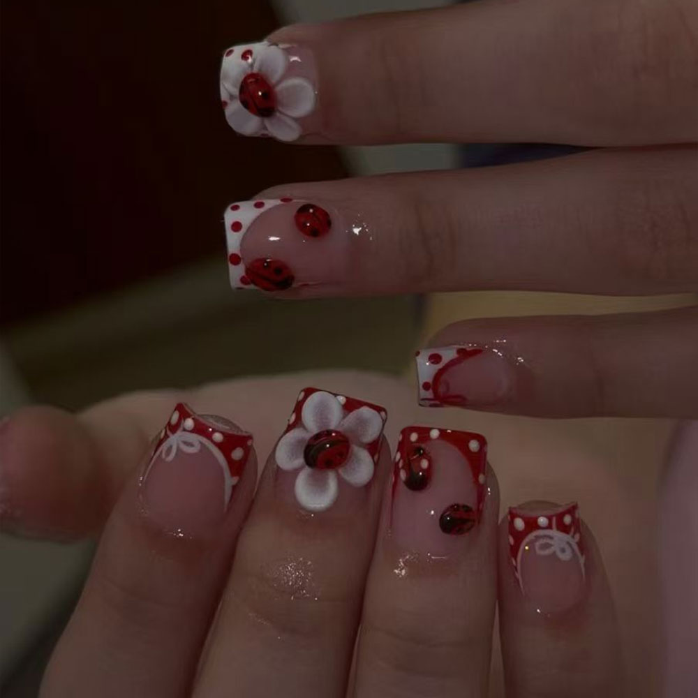 Nail Art Red - 24 Stück pro Set. Rechteckige 3D-Gel-Blumen-Polka-Dot-Marienkäfer-Rote